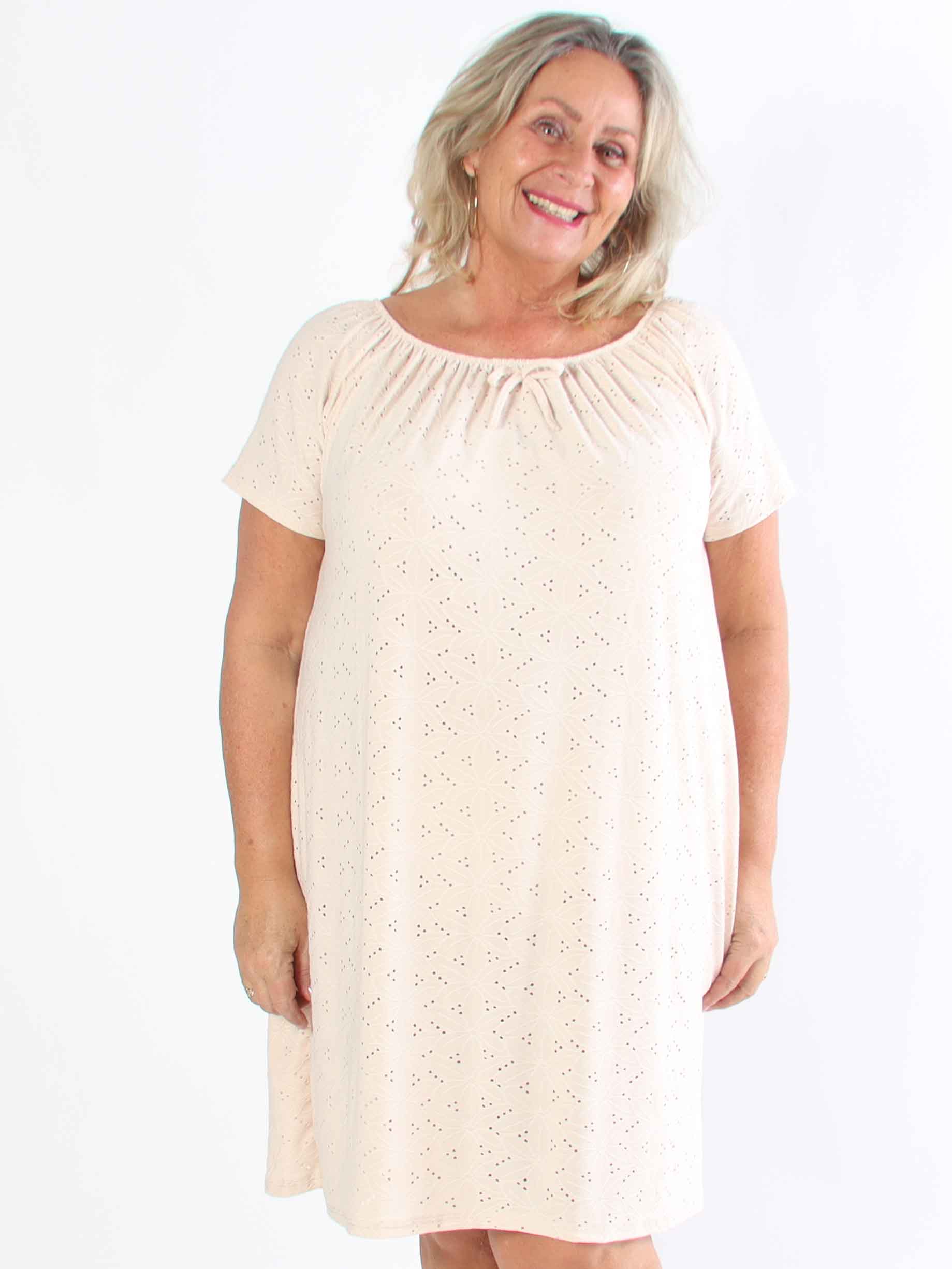 Aliz - Söt mjuk plus size-klänning med broderie anglaise